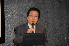 嘉山孝正議長 写真